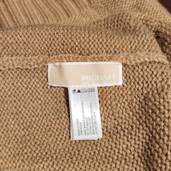 Michael Kors matching hat and scarf set - Picture 4 of 4